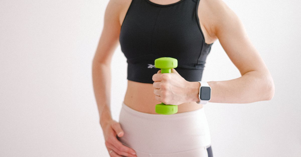 Montre sportive posée sur une surface claire, écran allumé